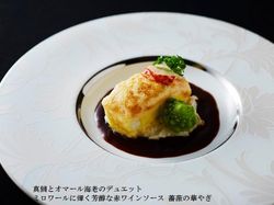 真鯛とオマールエビのデュエット ミロワールに輝く芳醇な赤ワインソース 薔薇の華やぎ