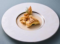 舌平目の洋酒蒸し 貴婦人風 白ワインと濃厚なオランデーズソースのグラティネ