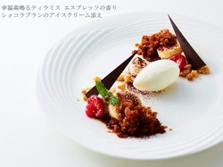 幸福高鳴るティライス エスプレッソの香り
ショコラブランのアイスクリーム添え