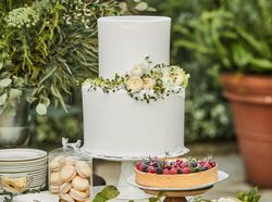 パティシエが一つ一つ作り上げるウエディングケーキ♪