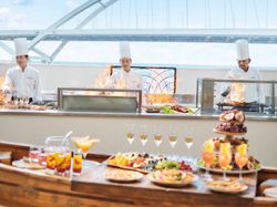 テラスでのパーティースタートの合図は大迫力のフランベで