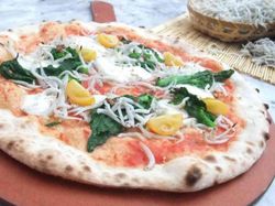 釜で焼く自家製ピッツァ