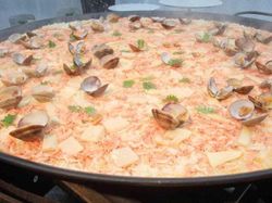 巨大な鍋で炊くパエリア