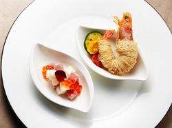 カダイフをまとった祝い海老のフリット 紅白のキャレ 薔薇の香り