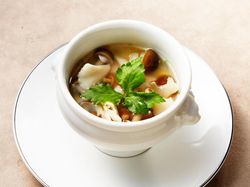 キノコと三つ葉のロワイヤル 鰹風味のスープをそそいで