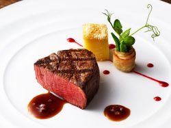 国産牛フィレ肉のグリエ フランボワーズ香るマデラソース
