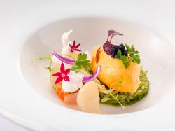 ポワブロンルージュのババロアとリゾーニ ・ タイラギ貝とサーモンのマリネ キャビアを添えて