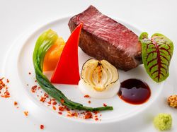 【ヴィアンド】プレミアム産地指定牛フィレ肉のポワレ
白いんげん豆のムースと野菜のテリーヌを添えて
ソース・ヴァンルージュとスパイスミックス