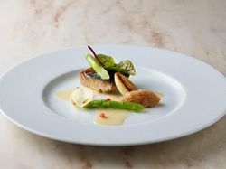 サワレのポワレ 玉葱と生姜のリヨネーズ風 ソースブールブラン