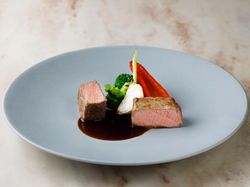 特選牛ロース肉のポワレ ブロッコリーのボルドレーズとソースヴァンルージュ