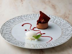 ショコラとグリオットチェリーのコンポジション ミルクアイスを添えて