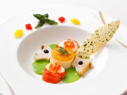 オマール海老とアワビのファンタジー 金箔添え さわやかなグリーンソースと共に