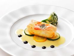 真鯛のパートフィロー包み焼き 蜂蜜風味のバターソース ラベンダーの香り