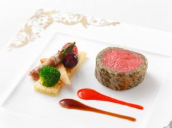 国産牛フィレ肉の洋茸風味のグリーンムース包み焼き シェフカッティングサービス