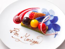 3種のムースとフルーツのテリーヌ フランボワーズの花束を添えて