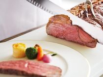 目の前でシェフのカッティングサービスを