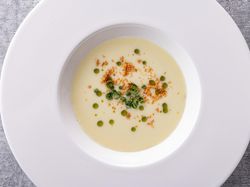 焦がし玉ねぎのヴルーテ 味噌パウダー ライスパフを浮かべて