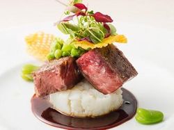 牛ロース肉のグリエ 野菜の香り豊かな赤ワインソース