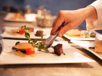 バンケットに隣接されたキッチンから出来立ての料理を