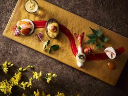 Amuse 5点盛り
(鮑のコンフィ&梅干しサバイヨン、車海老とキャビア 紫蘇風味、平目カルパッチョブイヤベーステリーヌ、キノコのパテ 柚子クーリー、シェフおすすめの一品)