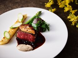 特選ブドウ牛フィレ肉のロッシーニ
じゃがいものミルフィーユとアスパラガス