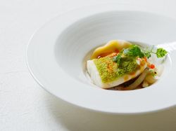 海老のラヴィオリ仕立て　 鯛のクルート焼き ピメントエスプレットの香り