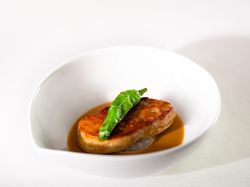 温かいオードブル『フォアグラのポワレ 京味噌仕立てのソースと共に』