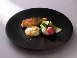魚料理『真鯛のポワレ 貴腐ワインのニュアージュとカラスミのラぺ』