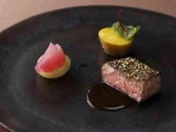 特選アンガス牛のロースト
シェリービネガー風味のレッドオニオンとソース・ベルシー