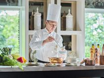 迎賓館ならではのおもてなし。シェフによるライブステージでフランベショーやカッティングサービスも!