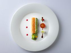 【前菜】帆立貝とトラウトサーモンのミルフィーユ 菜園仕立て バルサミコソース