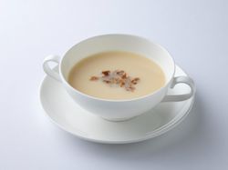 【スープ】淡路島産玉ねぎのポタージュ 生ハムとクルトンを添えて