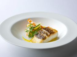 【魚料理】真鯛のポワレ 野菜のヌイユ添え サフラン風味のバターソース