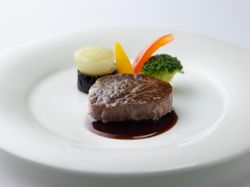 【肉料理】牛フィレ肉のステーキ マデラソース 温野菜を添えて