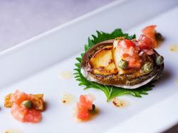 鮑のソテー 大葉のサルサ 焦がしバターのソース