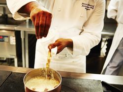 1997年の開業以来、ザ・リッツ・カールトン大阪は、国内外の主要雑誌が行う読者アンケートなどで、数々の名誉を獲得しています