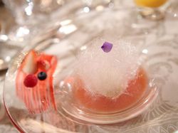 季節のフルーツや料理内容に合わせたデザートを