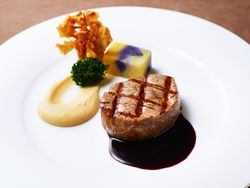 牛フィレ肉のグリエ ひよこ豆のフムスとカラフルポテトのプレッセ 赤ワインソース