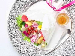 新鮮な魚介類と可愛らしい野菜をブーケ仕立てに
西京味噌のビネグレットソース
~大切なゲストへ感謝の気持ちを込めて~