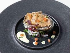 柔らかく仕上げた蝦夷鮑のオーブン焼き
柚子風味のブールブランソース