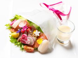 感謝の気持ちが伝わる“花束”モチーフのオリジナルメニューからお食事がスタート