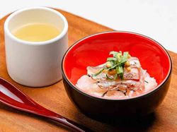 特製胡麻だれに漬込んだ 真鯛の炙り茶漬け