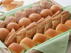 お替わり自由の焼き立てパン