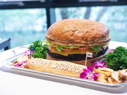 ウェディングケーキのみならず、ゲストもビックリ「BIGハンバーガー」