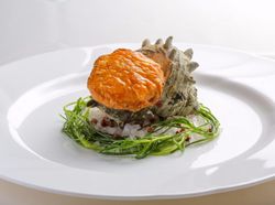 サザエのパイ包み焼き