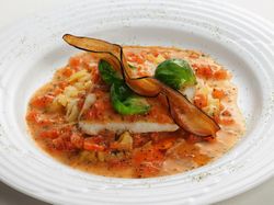 スズキの蒸し煮 伝統のトマトバターソース 'デュグレレ風’