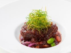 牛頬肉のビール煮込み カルボナード “フランドル風”