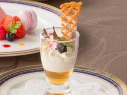 キャビアとレモン風味のエスプーマ コンソメジュレ パルフェスタイル