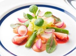 オマール海老とフルーツのサラダ仕立て バニラビーンズ入りヴィネグレットとソース・オロール