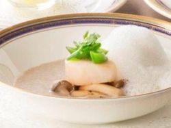 シャンピニオン・ド・パリのポタージュ 帆立貝柱のソテーを浮かべて